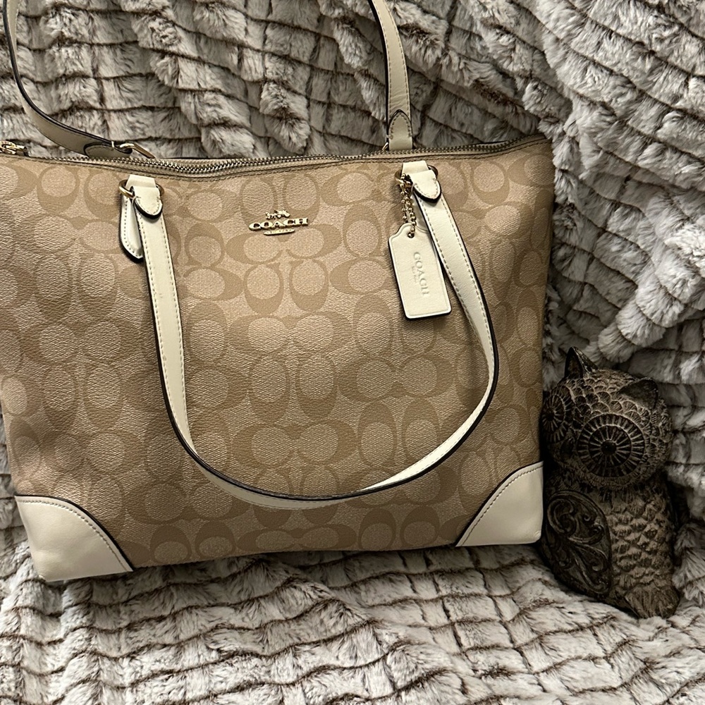 Lightly worn Coach shoulder bag